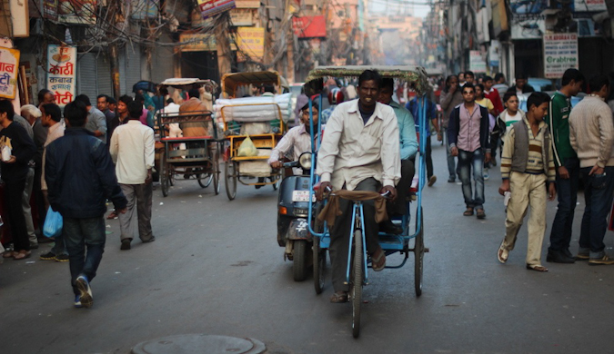 印度城市的一条繁忙街道，挤满了人和黄包车